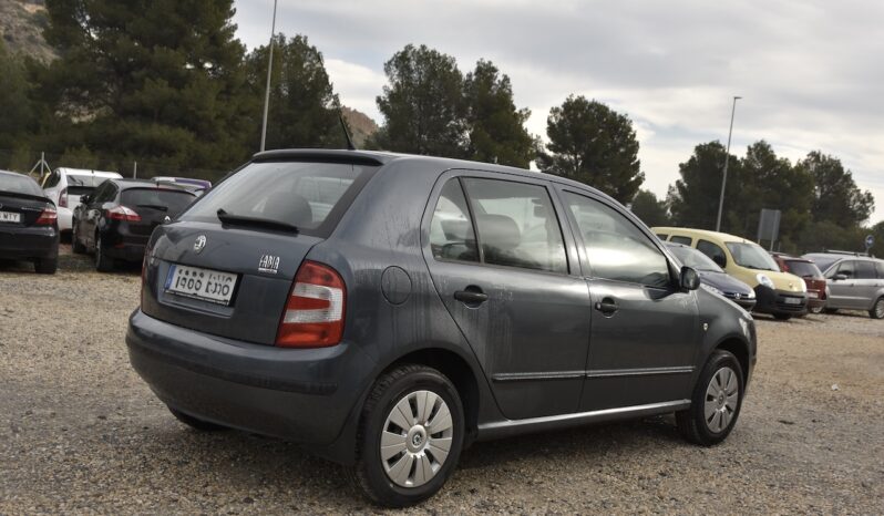 SKODA – FABIA 1.2 64CV YOUNG lleno